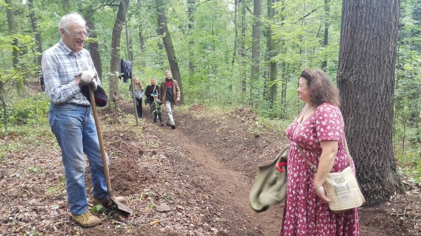 Zdenka Lňěníčková, lektorka edukačních programů a Peter Jamieson, předseda The Friends, Krásný Dvůr | © NPÚ, Kateřina Samojská